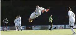  ?? FOTO: ØYSTEIN STYRVOLD ?? FEIRING: Året er 2011. Glenn Rune Olsen feirer ssoringen med en salto. Arendal Fotball vant 6–3 mot Odd 3.