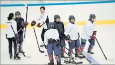  ?? FOTO: EFE ?? Las dos Coreas comparten equipo femenino de hockey hielo en los JJOO