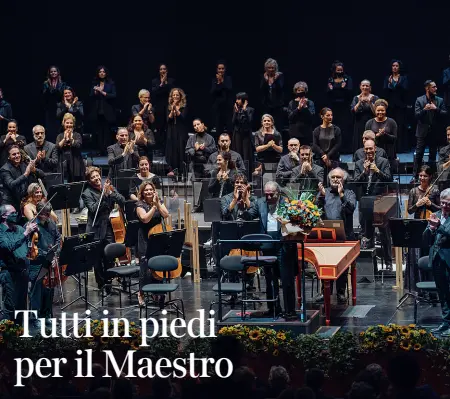  ?? (foto Michele Monasta) ?? L’applauso dell’Orchestra del Maggio a Zubin Mehta con in mano un mazzo di fiori