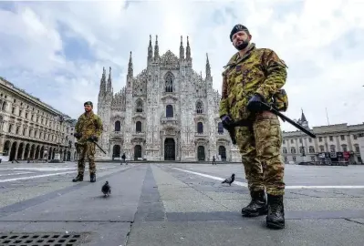  ??  ?? Al Duomo Militari dell’Esercito nel centro di Milano; sotto, il capo della Protezione civile, Angelo Borrelli Ansa