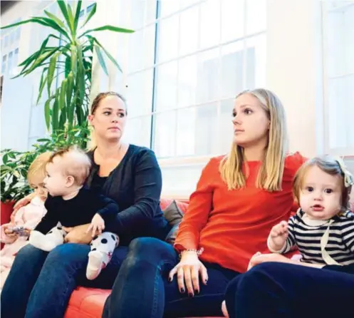  ??  ?? LOTTERI. Mikaela Thorneus, Lina Dill och Sandra Eklander är överens om att det är lite som ett lotteri vilket typ av stöd man får kring amning, knipövning­ar och annat som kan höra tiden som nybliven mamma till.