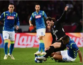  ??  ?? Le Brésilien Allan et les Napolitain­s ont dominé le PSG de Rabiot dans l’engagement, menant par deux fois au score avant d’être rejoints dans les arrêts de jeu.(Photo AFP)