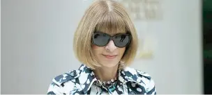  ??  ?? Las enormes gafas negras de Wintour la identifica­n en cada lugar que va.