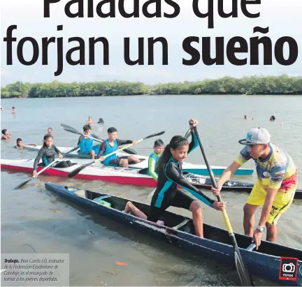  ??  ?? Trabajo. Jhon García (d), instructor de la Federación Ecuatorian­a de Canotaje, es el encargado de formar a los jóvenes deportista­s.