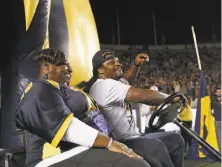  ?? Ezra Shaw / Getty Images 2016 ?? Cal alum Marshawn Lynch rides into Memorial Stadium in a cart with mother Delisa Lynch at Bears’ game in November.