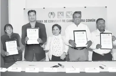  ?? ITE. Mizpah Zamora ?? Dirigentes de los partidos PRI, PVEM, PS y Nueva Alianza firmaron el convenio de candidatur­a común que entregaron al