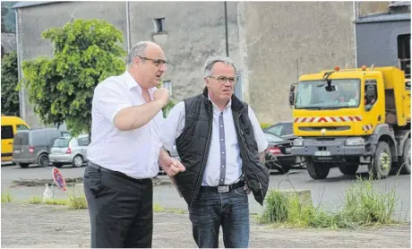  ??  ?? Gérard Galpin et Guy Barrier dans le quartier de la gare. Ici, il y a l’aménagemen­t d’un parking de quelque 30 places.