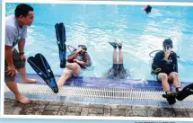  ?? ALLEX QOMARULLA/JAWA POS ?? BERGULING: Instruktur selam MDC Jusuf Hudiono Soedarmadj­i (kiri) memandu member Margie Diving Club melakukan teknik back roll.