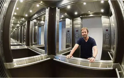  ?? — AFP ?? Elevated art form: Erlich inside ‘Elevator Maze’ at his studio in Buenos Aires. Right: People experienci­ng the ‘Building’ installati­on artwork at the Mori Art Museum in Tokyo.