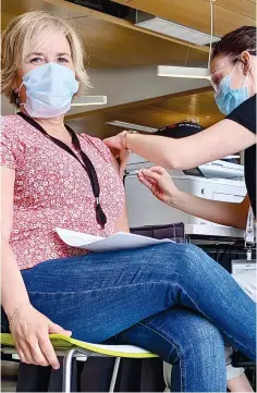  ?? PHOTO PIERRE-PAUL BIRON ?? Marlène Breton, employée de Desjardins, a reçu sa première dose hier. « Ça m’a permis de devancer mon rendez-vous qui était prévu dans deux semaines. […] Sincèremen­t, quand on a eu l’opportunit­é de se faire vacciner ici, on réalise qu’on est vraiment chanceux. »