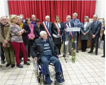  ??  ?? Le 26 novembre, René Manoury au premier plan a été nommé maire honoraire. (Photo d’archives)