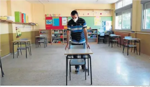 ?? RODRIGO JIMÉNEZ /EFE ?? Un profesor coloca una mesa y una silla en un aula.