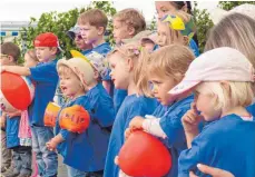  ?? FOTO: BAUCH ?? Der Kindergart­en Westerhofe­n bei seiner Aufführung beim Sommerfest des Krieger- und Heimatvere­ins Westerhofe­n.