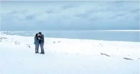  ?? BOB TYMCZYSZYN/ STANDARD STAFF ?? A couple takes selfies in picturesqu­e Niagara- on- the- Lake Wednesday. A deep freeze has created ice floes and dangerous conditions near the shore.