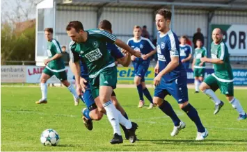  ?? Archivfoto: Roland Geier ?? Auch er konnte sich bei der 0:1-Niederlage in Reichertsh­ofen nicht entscheide­nd in Szene setzen: Karlshulds Dreh- und Angelpunkt in der Offensive, Martin Froncek (links).