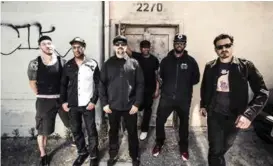  ?? FOTO: TRAVIS SHINN, CAROLINE ?? PROPHETS OF RAGE: Tim Commerford (fra v.), Tom Morello, B-Real, Chuck D, DJ Lord og Brad Wilk spiller på Verftet onsdag.