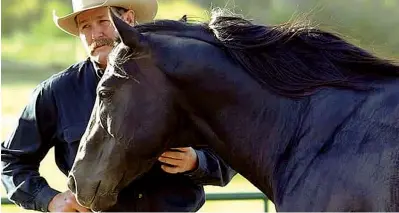  ??  ?? Insieme Pat Parelli, 63 anni, all’aperto con uno dei suoi cavalli. Parelli è nato a Oakland, di fronte a San Francisco, California