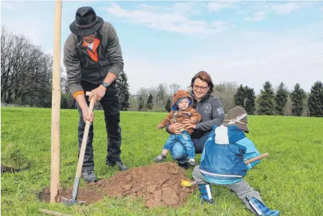  ?? FOTO: BIRGA WOYTOWICZ ?? Papa Florian Frisch gräbt das Loch. Mama Andrea und Luca schauen zu und Bruder Maximilian hilft.