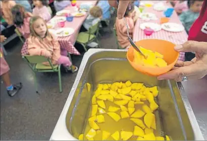  ?? ANA JIMÉNEZ ?? El apoyo al consumo de fruta en las escuelas, clave para revertir su poca presencia en la dieta