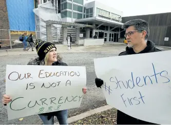  ?? CLIFFORD SKARSTEDT/EXAMINER ?? Students Sarah Gerris and Lorien Honoure rally outside Fleming College on Tuesday. Students returned to classes after the province passed back-to-work legislatio­n, ending the five-week college strike. The students are planning on rallying in front of...