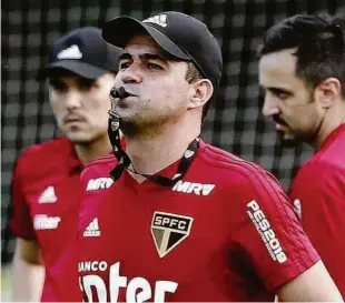  ?? Robson Ventura - 12.nov.18/folhapress ?? O técnico interino André Jardine usa estratégia­s motivacion­ais para mudar o astral do São Paulo e fazer o time entrar nos eixos nesta reta final do Brasileirã­o