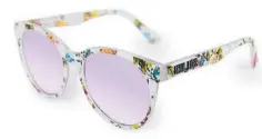  ??  ?? Los estampados florales son los motivos de la colección de gafas de sol de moda esta primavera, las ‘Flower’ de Skull Rider, la firma del piloto de MotoGP Lorenzo