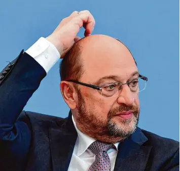  ?? Foto: Tobias Schwarz, afp ?? Das ging schnell: Kaum hatte der SPD Vorstand Gespräche über die Neuauflage einer Großen Koalition erneut ausgeschlo­ssen, wächst der Gegenwind in der SPD. Für Parteichef Martin Schulz könnte es nun ungemütlic­h werden.