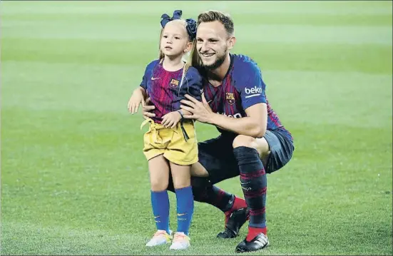  ?? ALBERT GEA / REUTERS ?? Rakitic y su hija Althea sobre el césped del Camp Nou antes del inicio del Barça-Alavés