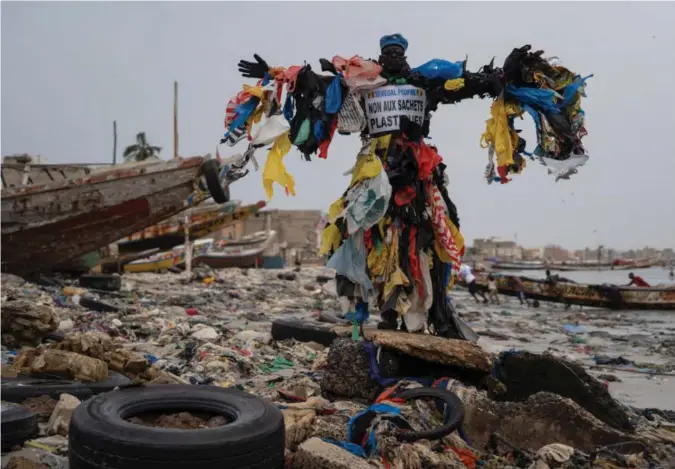  ?? Foto: Leo Correa, AP/NTB ?? ↑ Miljøaktiv­isten Modou Fall fra Senegal har laget seg en uniform av plast. Det er hans virkemidde­l for å øke oppmerksom­heten om plastforsø­plingen. Han vekker utvilsomt oppsikt der han vandrer på strender og i byer.