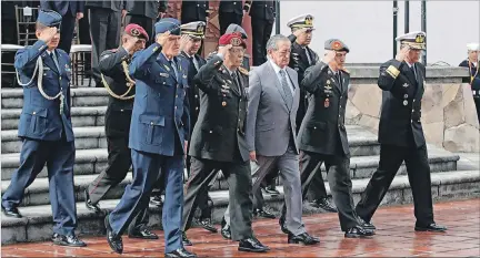  ?? ÁNGELO CHAMBA / EXPRESO ?? Ceremonia. El ministro de Defensa, Oswaldo Jarrín, presidió ayer el momento cívico en el que se presentó a los nuevos miembros del alto mando.