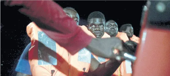  ?? Reuters ?? Los migrantes fueron rescatados el fin de semana en el mar y trasladado­s al barco Aguarius