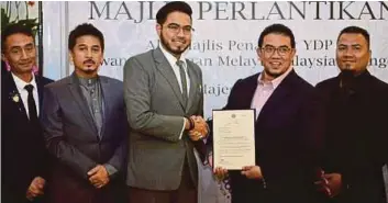  ??  ?? DR Rusli (tiga dari kiri) menerima surat pelantikan Ahli Majlis Penasihat YDP DPMM Selangor daripada Mohd Fadzli.