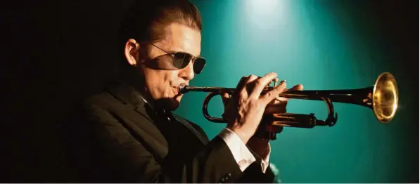  ?? Foto: Alamode ?? Ethan Hawke verkörpert jetzt im Kino den ebenso begnadeten wie tragischen Jazz Trompeter Chet Baker.