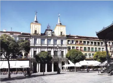  ??  ?? Ayuntamien­to en Plaza Mayor. Se levanta con su torre del reloj en medio de bares, cafeterías y restaurant­es. Fue proyectado en 1616.