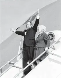  ?? George Bush Presidenti­al Library and Museum ?? Former President George H.W. Bush and his wife, Barbara, arrive in Houston following the inaugural ceremony in 1993.