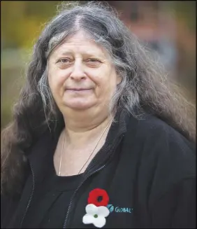  ?? CP PHoTo ?? Lyn Adamson makes and gives away white poppies that she says commemorat­e all victims of war.