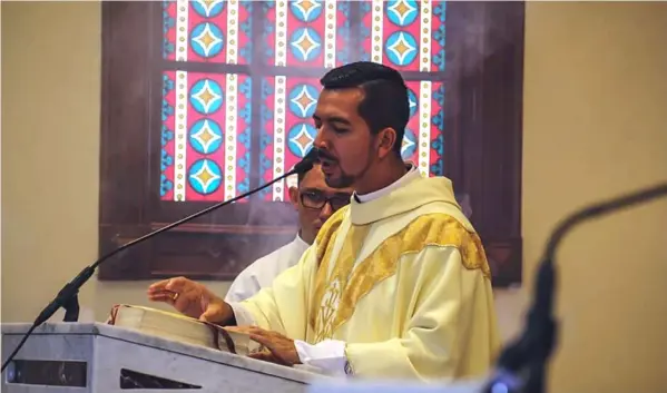  ?? FOTO SUMINISTRA­DA POR KEYNA CALDERÓN. ?? Miguel Adrián Rivera Salazar durante una homilía en la parroquia de María Auxiliador­a, en Cartago.