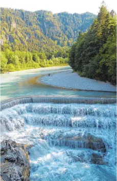  ?? FOTO: DPA ?? Am Lechfall in Füssen endet der Weitwander­weg.