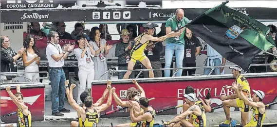  ?? FOTO: EFE ?? Los remeros de Orio celebran la victoria lograda el domingo pasado en Sestao en la segunda jornada de la Liga Eusko Label