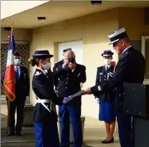  ??  ?? Le commandant de la compagnie a tenu à féliciter personnell­ement certains des militaires présents qui se sont distingués.