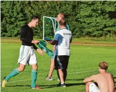  ?? Foto: oli ?? Als Michael Vogele (links) mit der Ampelkarte vom Platz musste, war der Bezirksli ga Auftakt für den FC Horgau gelaufen. Das mussten auch Abteilungs­leiter Siegfried Schmid, Betreuer Thorsten Zimmermann und Philipp Mayer einsehen.