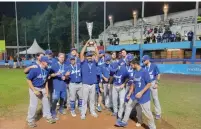  ?? (Israel Associatio­n of Baseball) ?? TEAM ISRAEL hoists the silver at the European Baseball Championsh­ip.