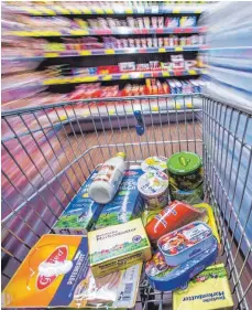  ?? FOTO: DPA ?? Lebensmitt­el in einem Einkaufswa­gen: Der Handelsver­band HDE rechnet nicht damit, dass die Preise beim täglichen Einkauf flächendec­kend anziehen.