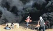  ?? AFP ?? A man uses a slingshot to throw a stone towards Israeli forces.