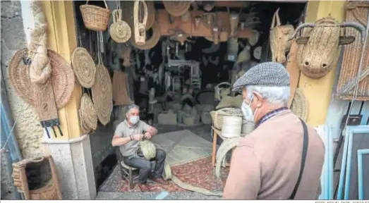  ?? FOTOS: MIGUEL ÁNGEL GONZÁLEZ ?? Manuel Becerra trabajando en su espartería de la calle Porvera de Jerez.