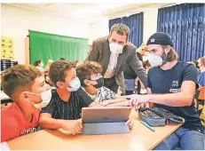  ?? FOTO: LARS FRÖHLICH ?? Die Schüler Deniz (v.l.), Samed und Bartu der Jahrgangss­tufe 5 sitzen mit Claus Overlöper und Projektlei­ter Marc Velten vor einem Tablet.