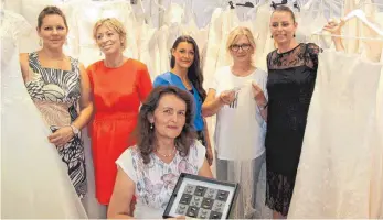  ?? SZ-FOTO: BARBARA KÖRNER ?? Sie sind rund um die Hochzeit dabei, Susanne Wolf, Isabell Wittendorf vom Brautateli­er, Olesja Unru, Mariola Derda, Julia Nissan und Maria Rapp