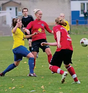  ?? FOTO: G. SALZBURG ?? Leistungst­rägerinnen: Leonie Zellmann (M.) und Carlotta Meyer (r.) spielen mit Hemmerden jetzt in der Niederrhei­nliga.