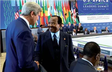  ??  ?? Photo ci-dessous : Le secrétaire d’État américain de l’administra­tion Obama, John Kerry, salue Paul Biya, président du Cameroun depuis novembre 1982. Celui qui brigue aujourd’hui un septième mandat à la tête du pays entend jouer à fond la carte du père de l’unité camerounai­se face à la crise anglophone. (© US Department of State)