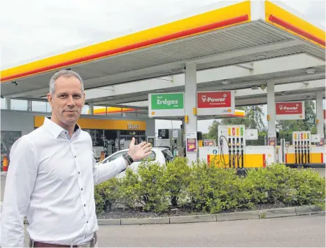  ?? ARCHIVFOTO: KATHARINA HÖCKER ?? Investor Elmar Lutzenberg­er vor der Tankstelle auf seinem Rasthof an der Autobahn 8 bei Günzburg. Die Niederlass­ung ist eine von insgesamt acht Standorten.